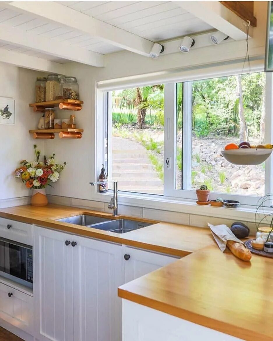 Кухни примыкающие к окну. Маленькая кухня на даче. Кухня в частном доме. Кухня в деревянном доме с окном. Небольшая кухня с окном.