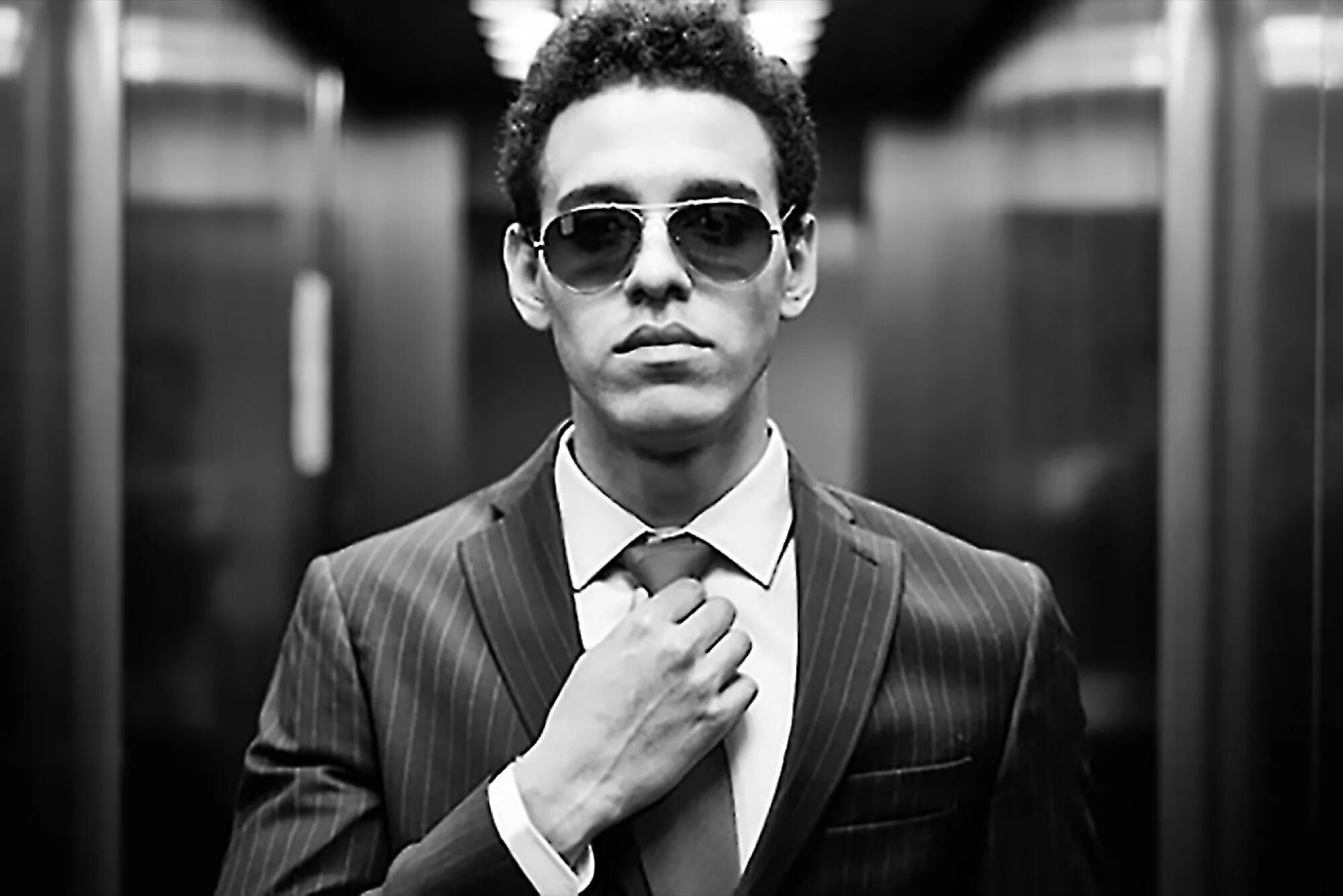 Уверенный в себе человек. Уверенный мужчина. Confident person. Человек в костюме. Confident person.