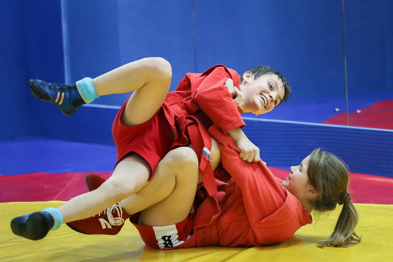 Самбо 81 домодедовская. Самбо борьба. Самбо дети. Самбо 7 лет. Борьба самбо дети.