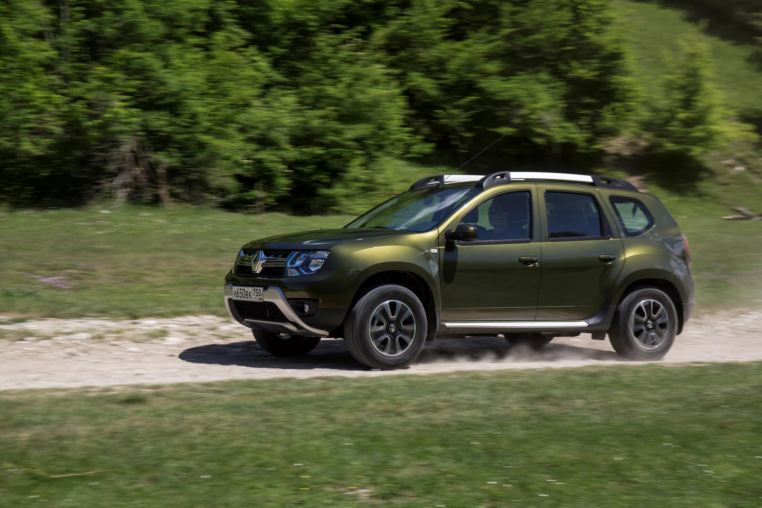 Тест драйв дастера. Renault Duster. Renault Duster Renault Duster. Рено Дастер 2016. Renault Duster зеленый хаки.