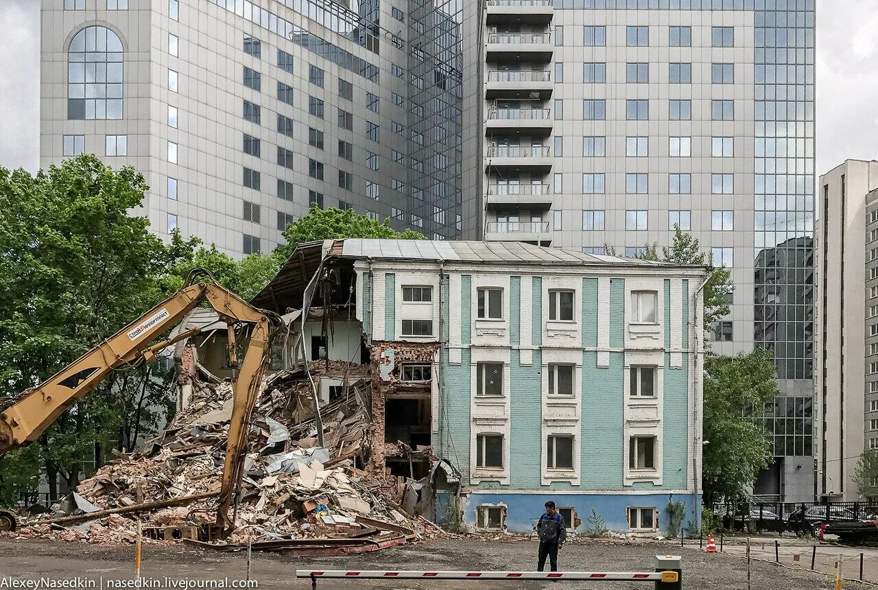 Разрушенные здания москвы. Снесенные здания москвы. здания шедевры снесенные в нью -йорке. лучшие снесенные строения москвы.