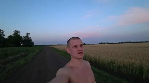 К реке идут поют
