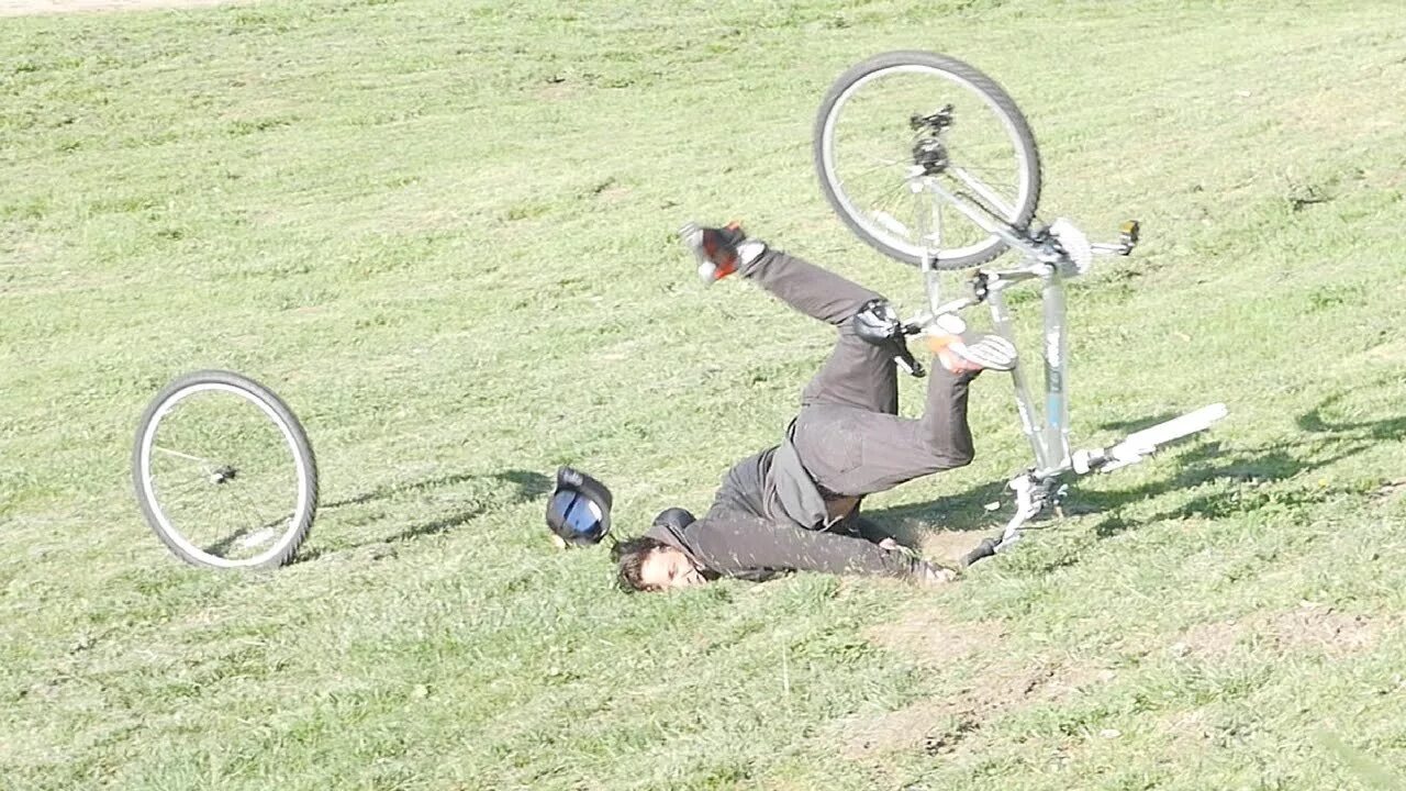 Человек упал с велосипеда. Смешные велосипеды. Велосипедист съезжает