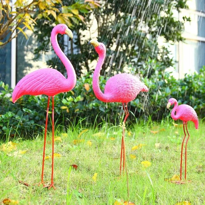 Фламинго садовый. Фламинго в саду. Фламинго из бутылок пластиковых для сада. Сад с пластиковыми Фламинго. Квартиры фламинго купить
