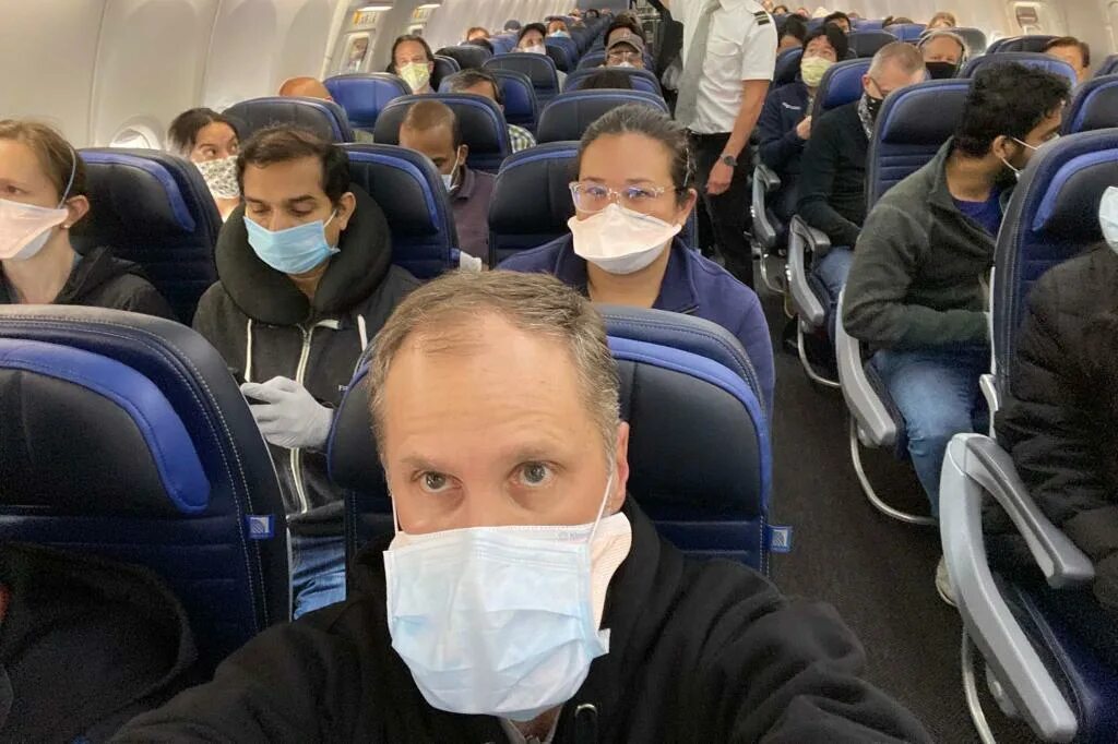 Пассажиром человек становится. Самолёт внутри с людьми. Стюардессы китайских авиалиний. Фото из салона самолета с пассажирами.