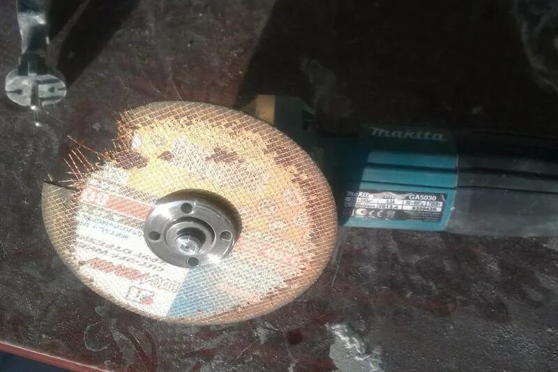 Болгарка для резки металла. Ушм milwaukee ag 22-180 dms. Резка металла ушм. Зачистка металла от ржавчины. Диск для болгарки.
