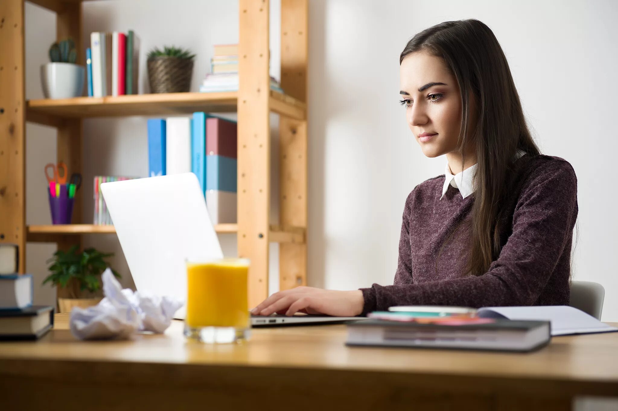 She study for her exams. Девушка рассматривает стол. Девушка рассматривает цены. Лизучая девушка. Photo the girl is studying.