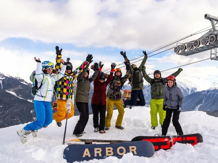 архыз курорт лыжи. домбай горнолыжный курорт 2022. горнолыжный курорт гилмон. горнолыжные туры ростов. люди на лыжах в горах.