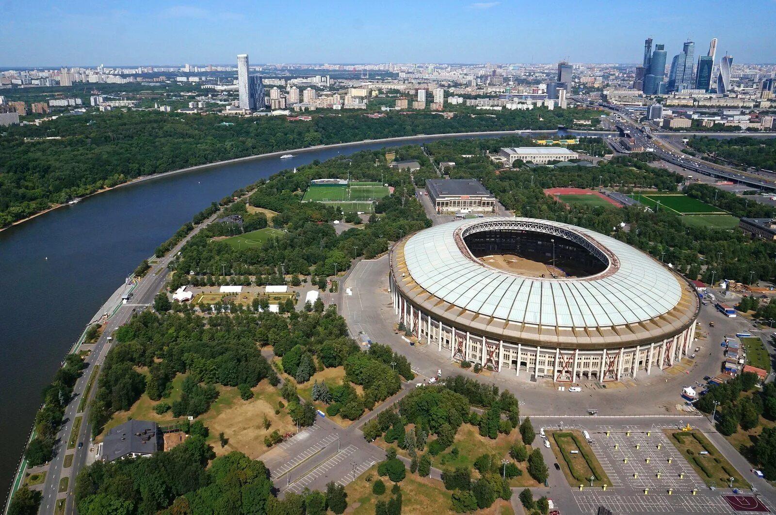 Олимпийский комплекс Лужники Москва. Московский стадион Лужники. Спортивный комплекс Лужники в Москве. Олимпийский комплекс Лужники стадион.