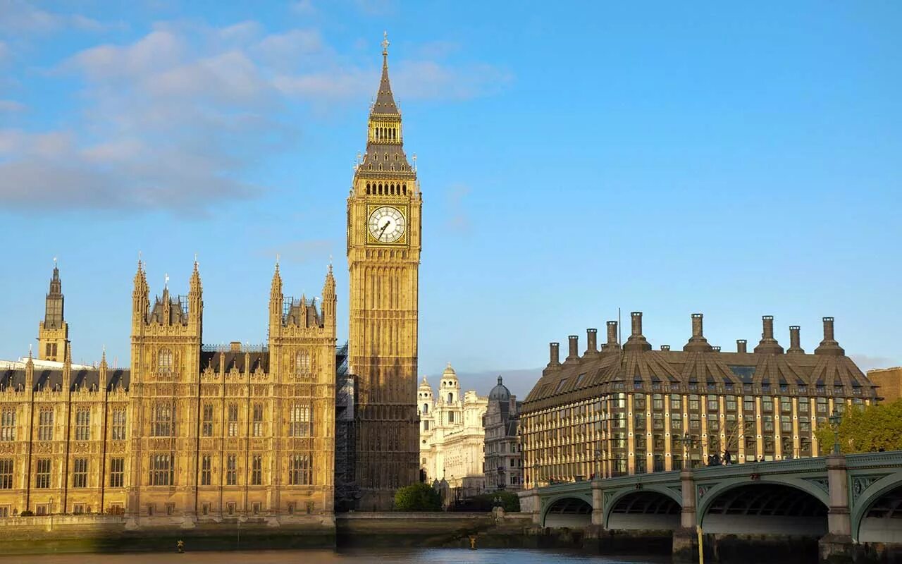 Big ben listening. Биг-Бен (башня Елизаветы). Башня Елизаветы Биг Бен в Лондоне. Часовая башня Вестминстерского дворца Биг Бен. Вестминстерский дворец Лондон башня Елизаветы.