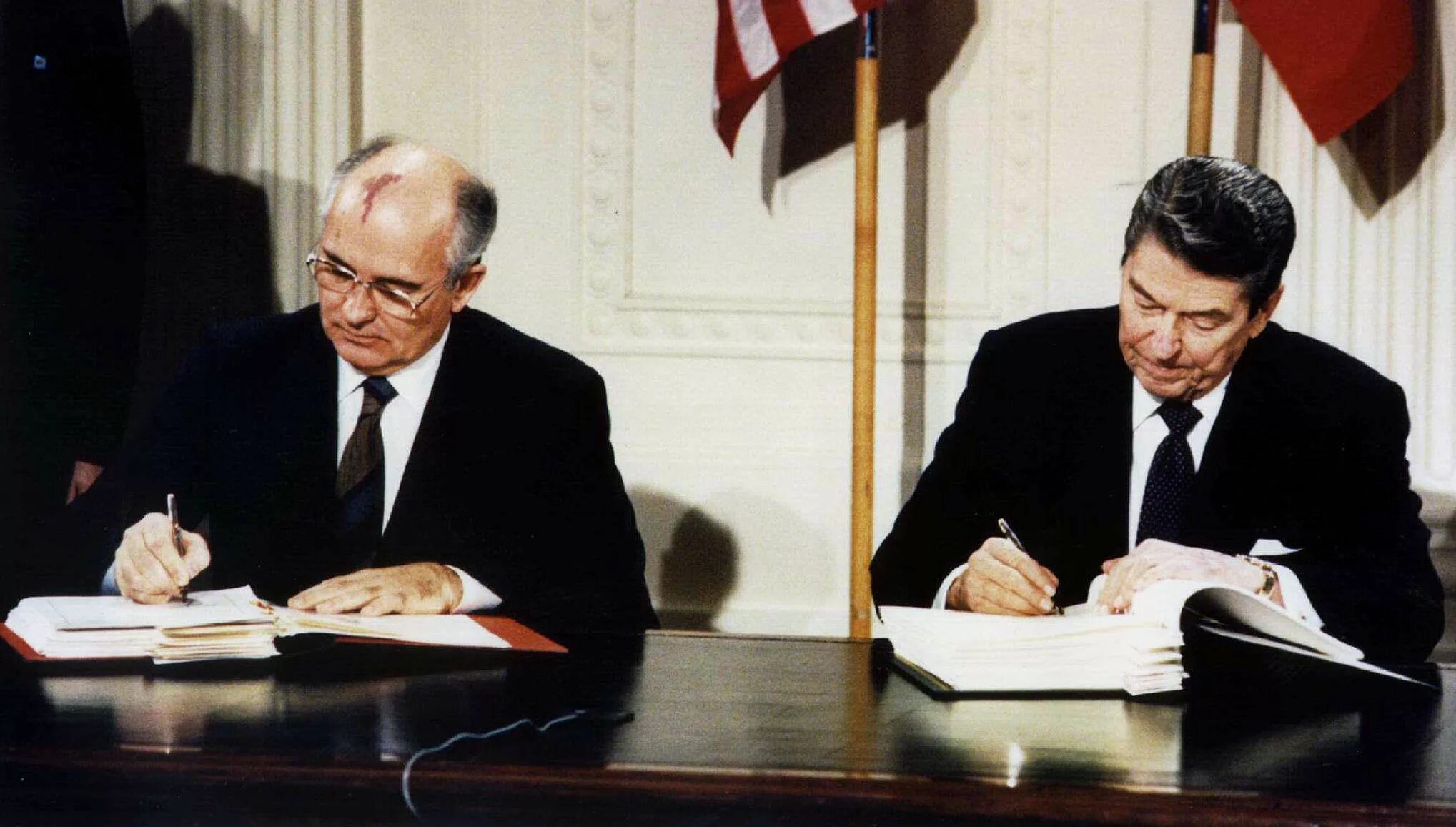 Договора между другими странами. Рональд Рейган и Горбачев. Горбачев в США 1987.