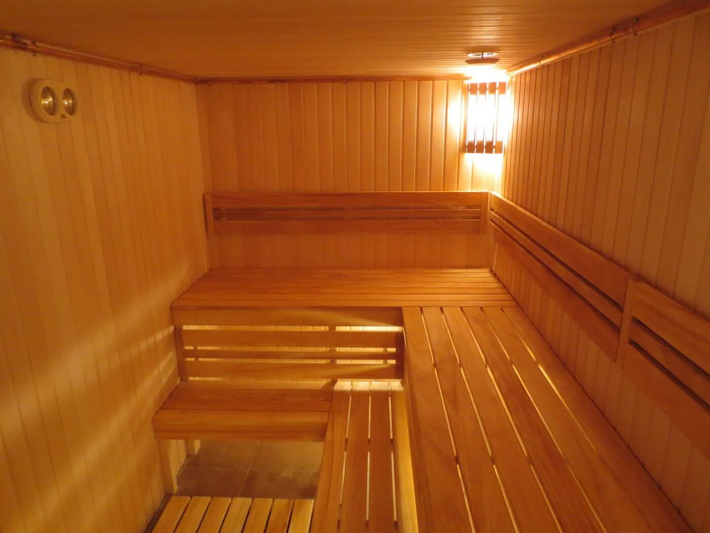 где сходить баню. баня сиберия казань. где сходить баню. люди в парилке. баня с венком.