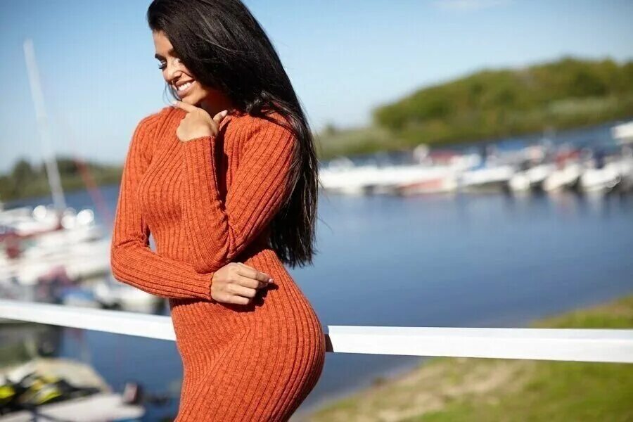Скину платье и надев кофту она. Девушка в трикотажном платье. вязаное платье лапша. платье из трикотажа лапша. платье лапша облегающее.