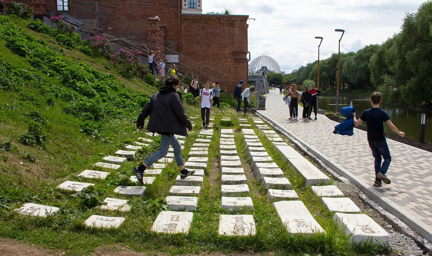 Памятник клавиатуре место расположения памятника. Достопримечательности екатеринбурга памятник клавиатуре. Достопримечательности екатеринбурга памятник клавиатуре. Памятник клавиатуре. Памятник клавиатуре екатеринбург.