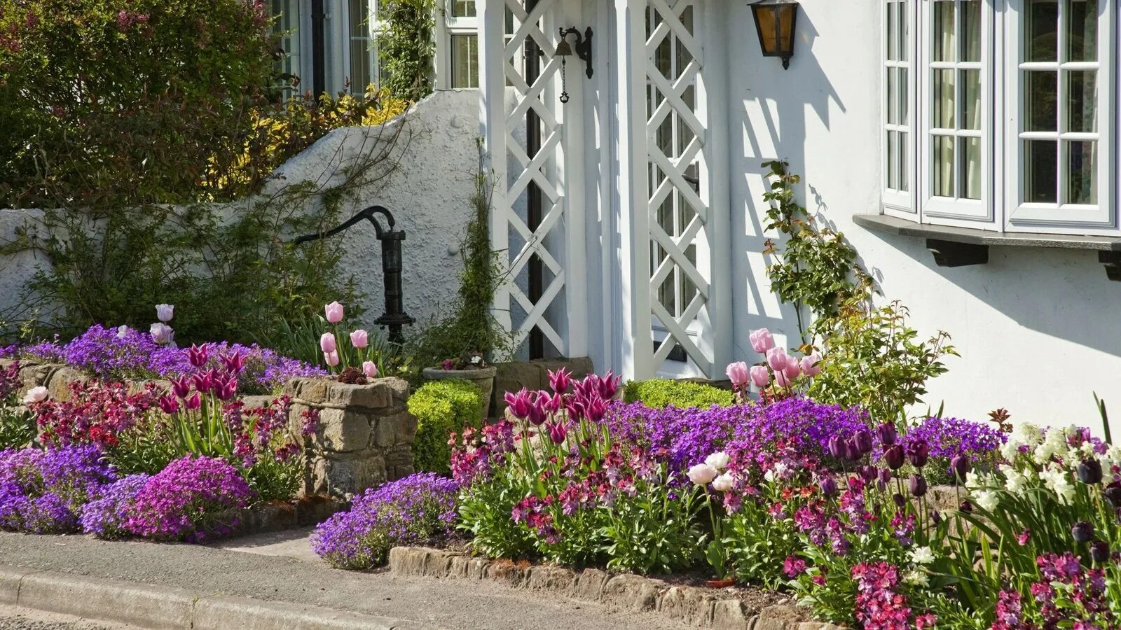 Фото клумбы с цветами возле дома. Палисад в ландшафтном дизайне. Палисад Англия. Палисадники у домов в Германии. Палисадник перед домом Англия.