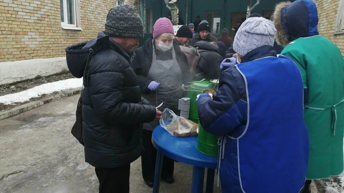 Социальное обслуживание бомж. Пензенский городской комплексный центр срочной. Лица без определенного места жительства. Социальный работник и бездомные. Социальная помощь бездомным людям.