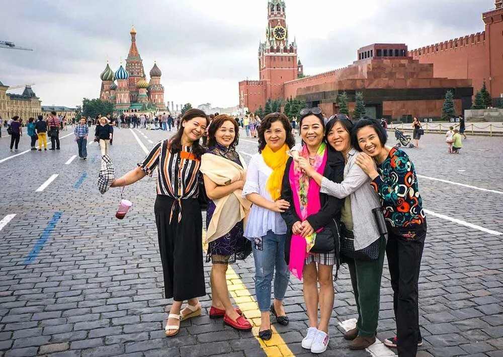 Туристы в россии. Шутки про иностранцев в россии. Как иностранцу стать русским. Как иностранцу стать русским. Русский менталитет глазами иностранцев.