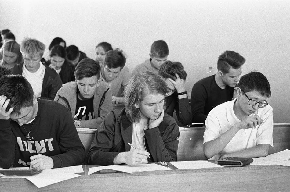 вступительные экзамены в мгу. учащиеся студенты. школьники на экзамене. подготовка к гиа. студенты в аудитории.