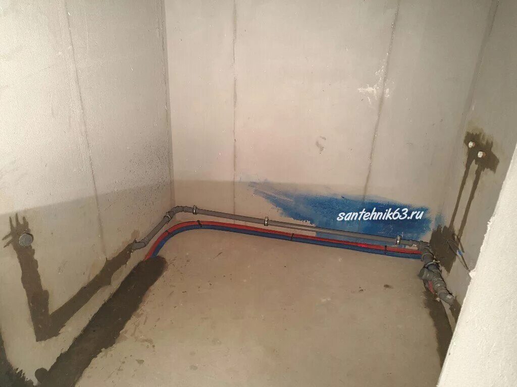 Прокладка канализационных 110 труб в стене в ванной. Штробление под 110 канализационную. Канализационная труба в стене