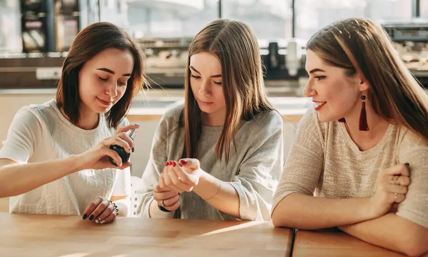 Девушки нюхает подругой. Девочки нюхают сваи трусы. Картинки группа женщин нюхают парфюм. Девушки нюхает подругой. Поцелуй девушек.
