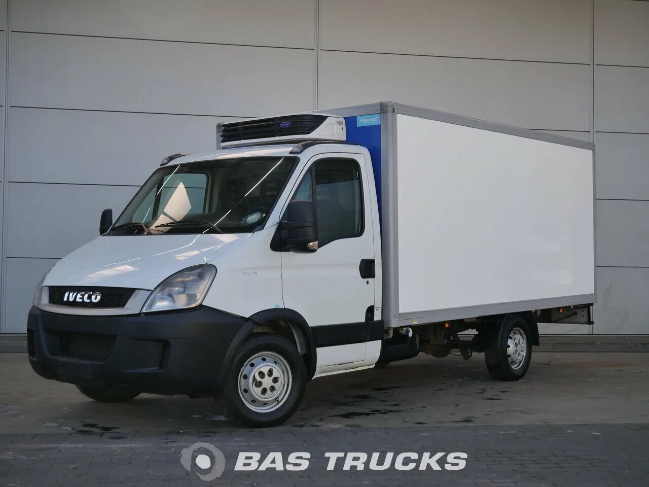 Iveco Daily 35. Bas Trucks. Спойлер под рефрижератор Ивеко. Баз грузавой автомабиль.