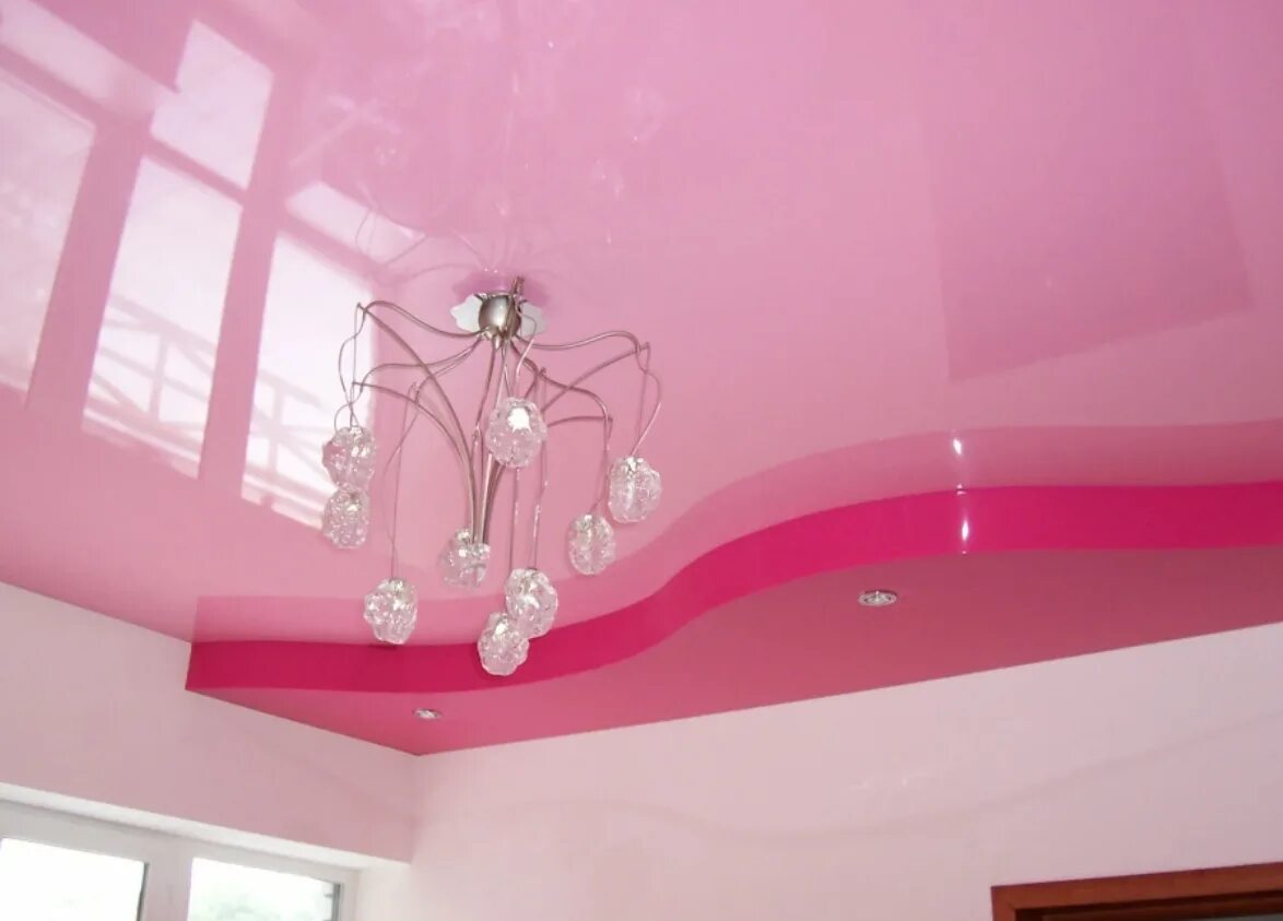 Натяжные потолки в домодедово цены. Розовый глянцевый потолок. Цветные натяжные потолки. Цветной глянцевый потолок. Навесные потолки розовые.