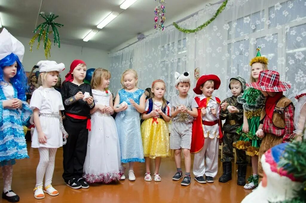 Новогодний праздник в доу. Креативный новогодний утренник. Креативный новогодний утренник. Сценка на новый год для детей 2022 в школе. Креативный новогодний утренник.