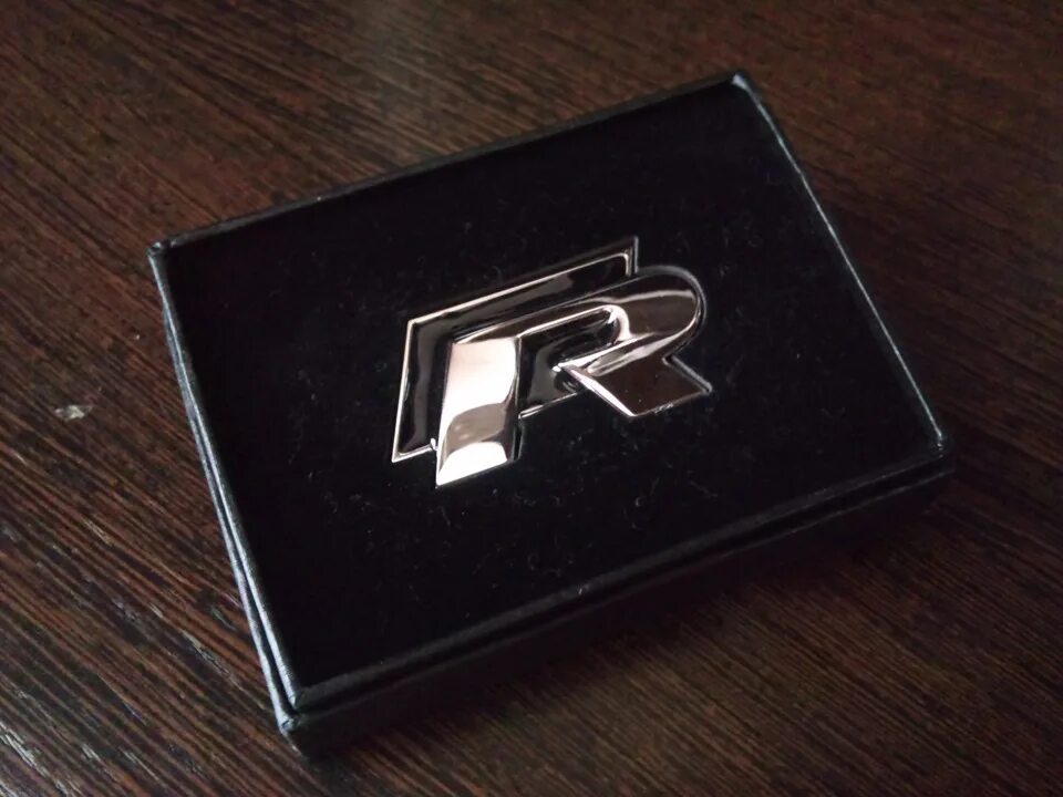Шильдик r line. Шильдик r line