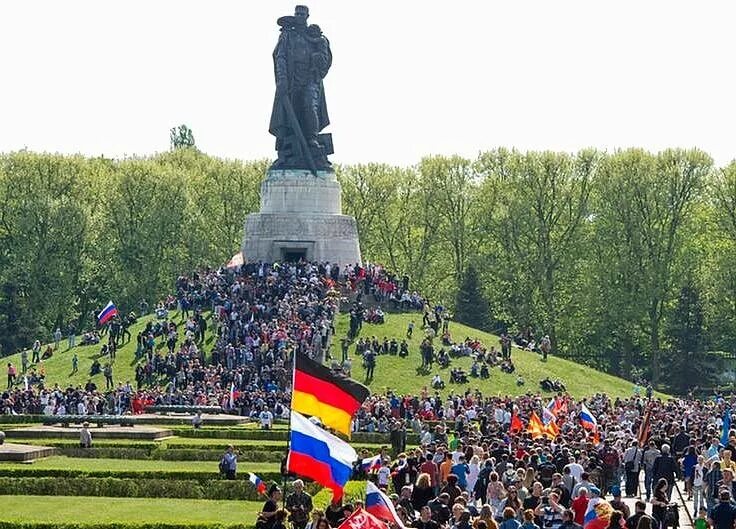 Берлин 5 мая фото. 9 Мая, Трептов-парк, Берлин.. Трептов-парк мемориал советским солдатам в Берлине. Воин-освободитель Трептов-парк Берлин. Трептов-парк мемориал на 9 мая.