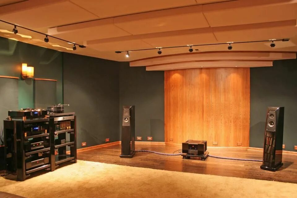 Sounds rooms. Комната аудиофила. Комната для прослушивания акустики. Студия комната для прослушивания. Домашняя студия звукозаписи с акустическими панелями.