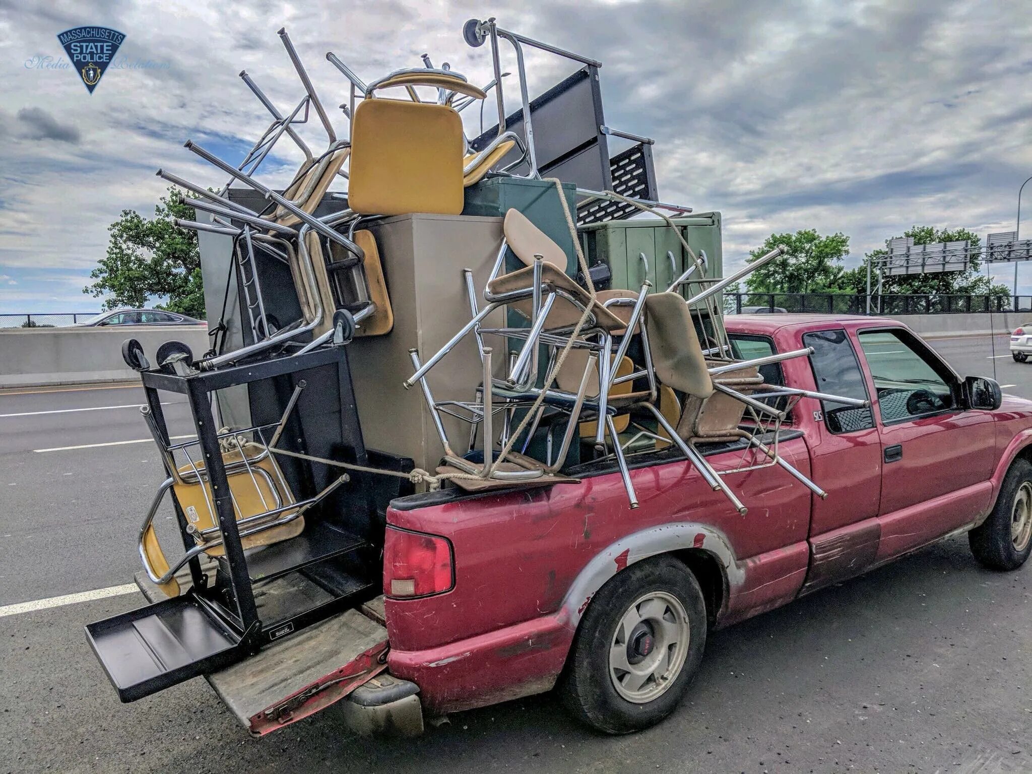 Load car. Пикап светофор. Overloaded Truck. Overload car. Car for loads.