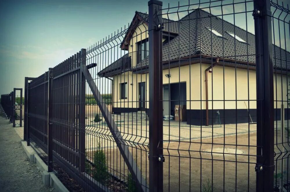 Забор для дома сетка. Забор сетка гиттер 3d. гиттер ral 7024. калитка гиттер. забор гиттер ворота.