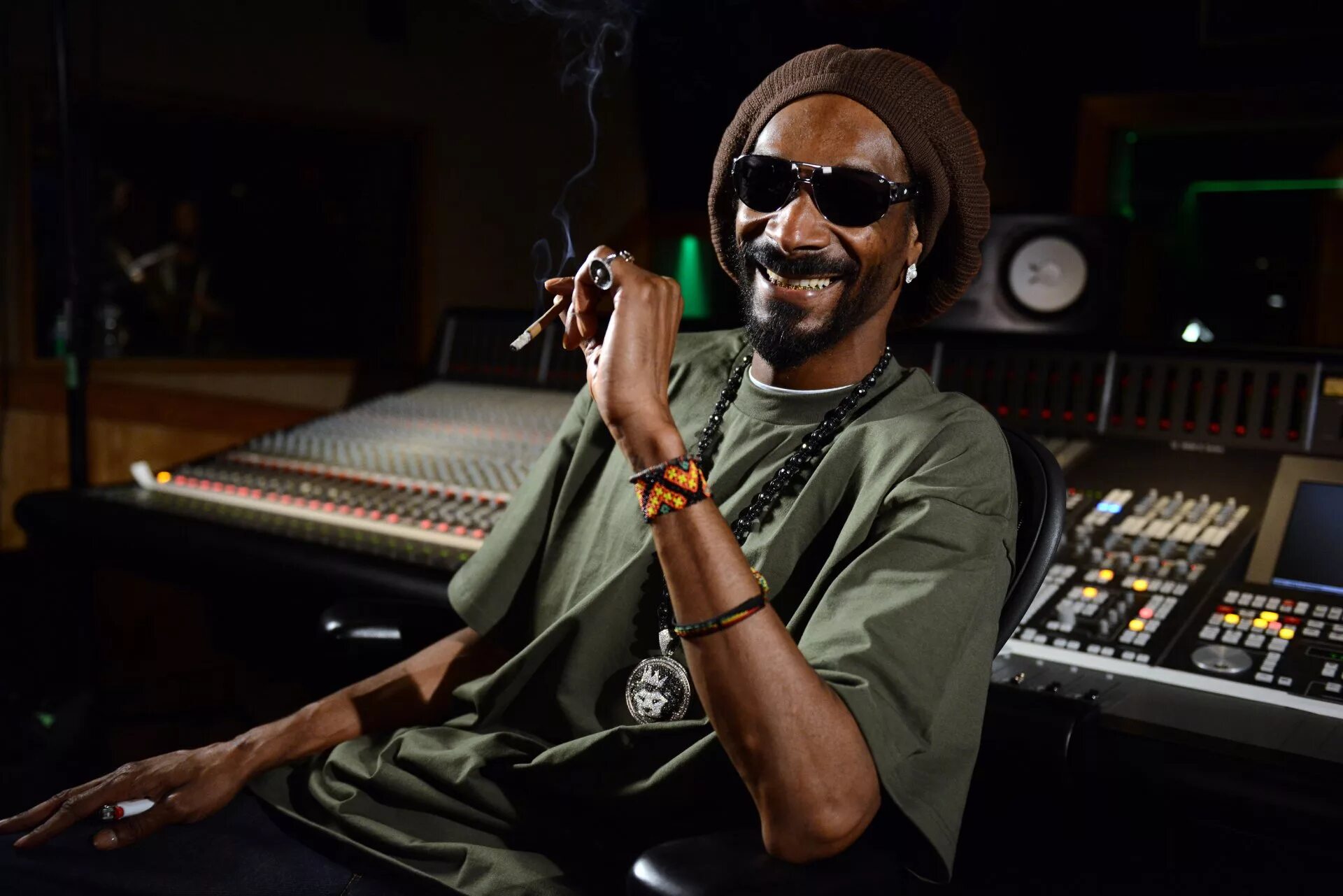Снуп дог still. Snoop dogg. снуп дог на студии. студия звукозаписи снуп дог. снуп дог курит.
