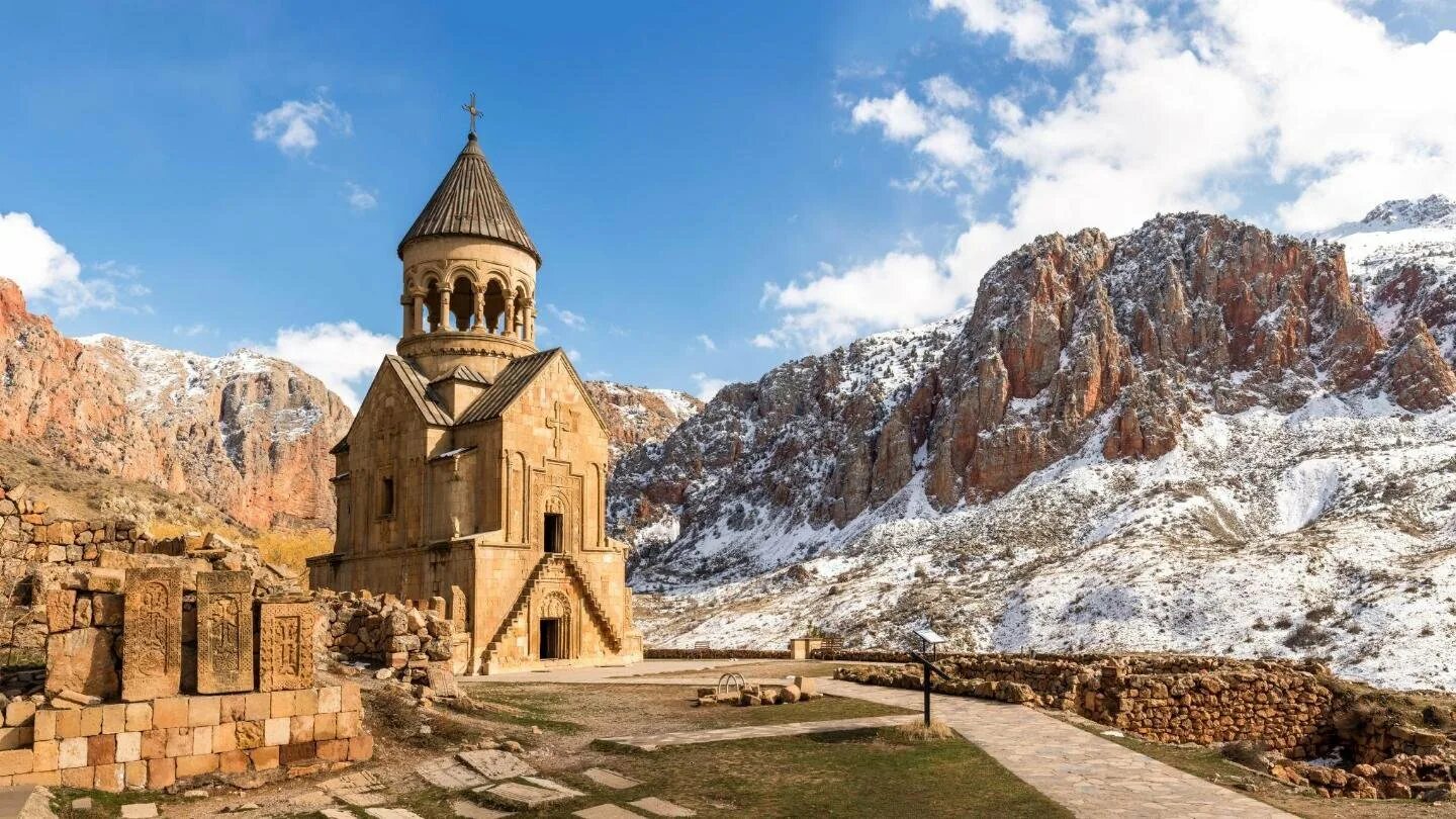 Армения перед. Монастырь Нораванк Армения. Монастырский комплекс Гегард в Ереване. Монастырь Нораванк - Ереван зима. Осень в Армении Нораванк.