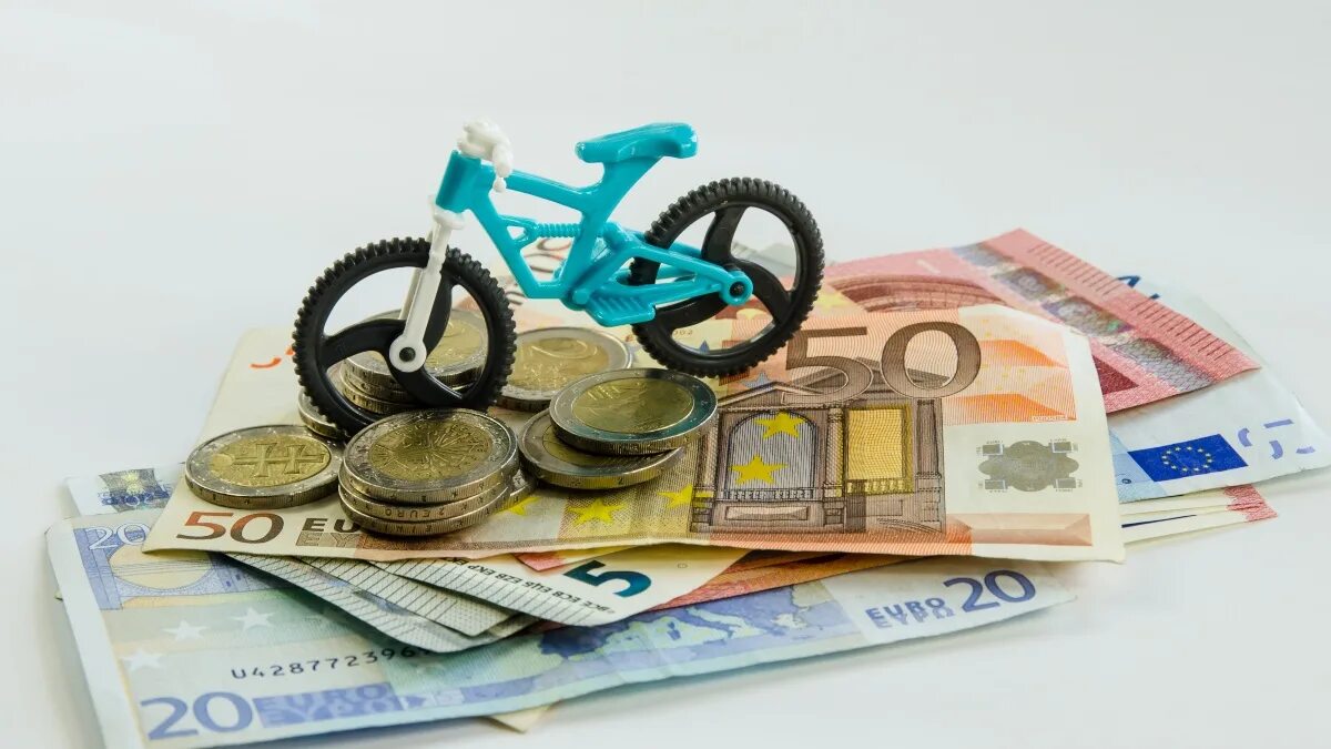 Money bike. Велосипед деньги. Велосипед из денег. Монетка велосипед. Велосипед банкнота.