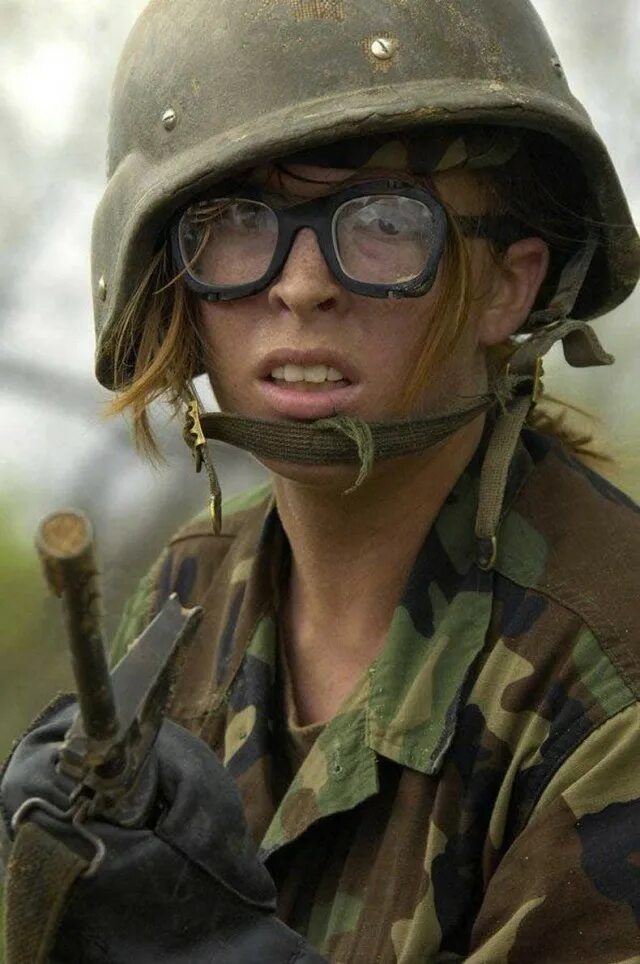 Глупый солдат. Баба в каске военной. Каска солдата. Девочка в военной каске. Фотосессия в военной форме.