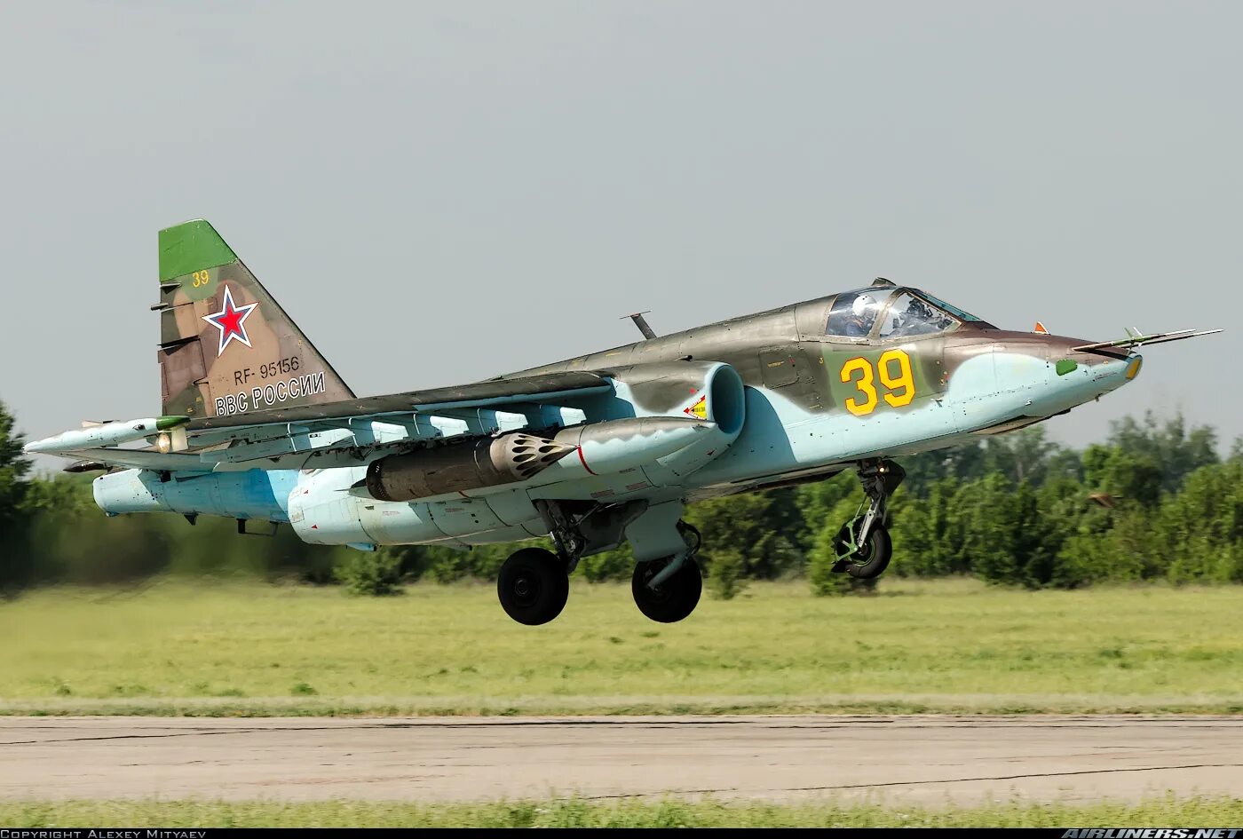 Су 25 штурмовик модификации. Су-25т штурмовик. Су 25 см 3 грач. Штурмовик су-25 грач. Грач самолет су 25.