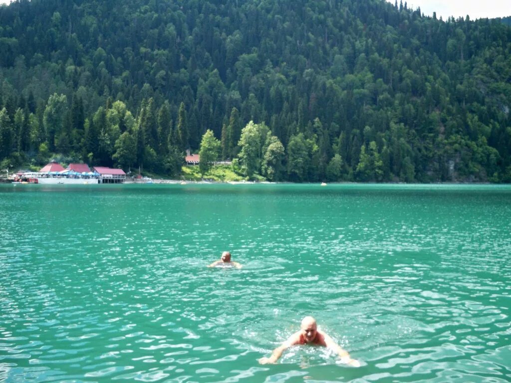 абхазия можно ли купаться. озеро рица абхазия пляж. абхазия можно ли купаться. красивые места для купания в абхазии. купание в озере рица абхазия.