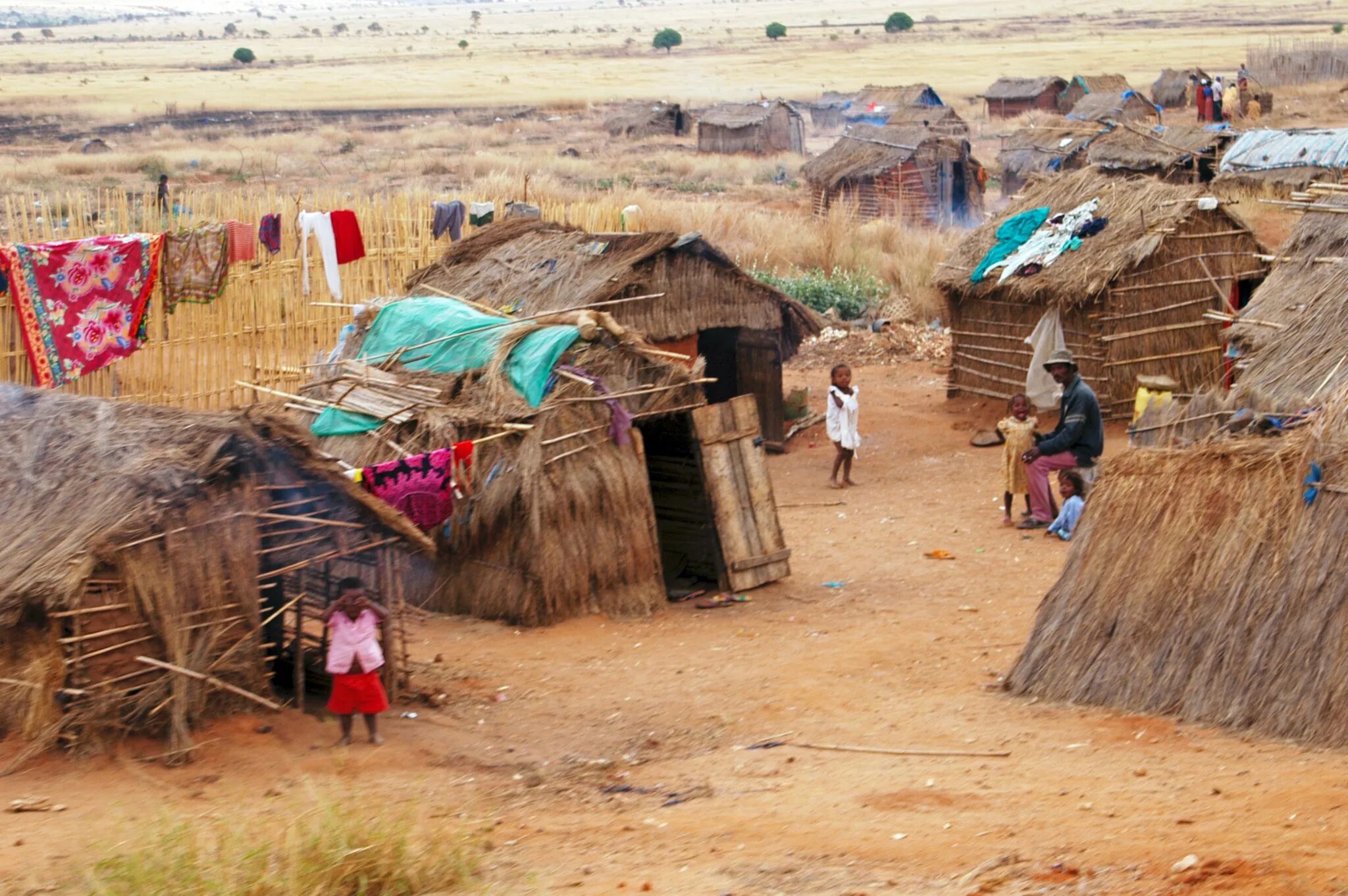 People in the village had been. Мадагаскар бедность. Мадагаскар Страна бедность. Мадагаскар трущобы. Мадагаскар нищета.