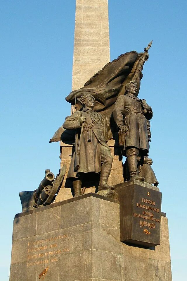 Парк бородино курск. Памятник герою гражданской. Памятник герою гражданской. Памятник братская могила красногвардейцев. Памятник на комсомольской площади в хабаровске.