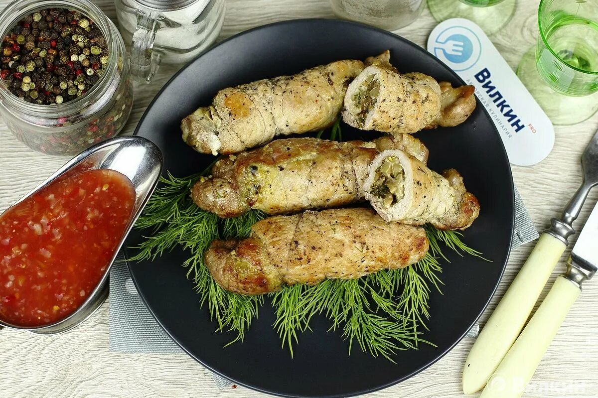 Праздничный мясной рулет http://ovkuse.ru/recipes/prazdnichnyj-myasnoj-rulet/?ut