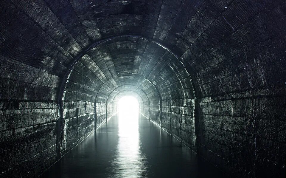 В конце туннеля виден свет. Свет в конце тоннеля. Юелый Свети в конце туекля. Свет в тоннеле. Белый тоннель.