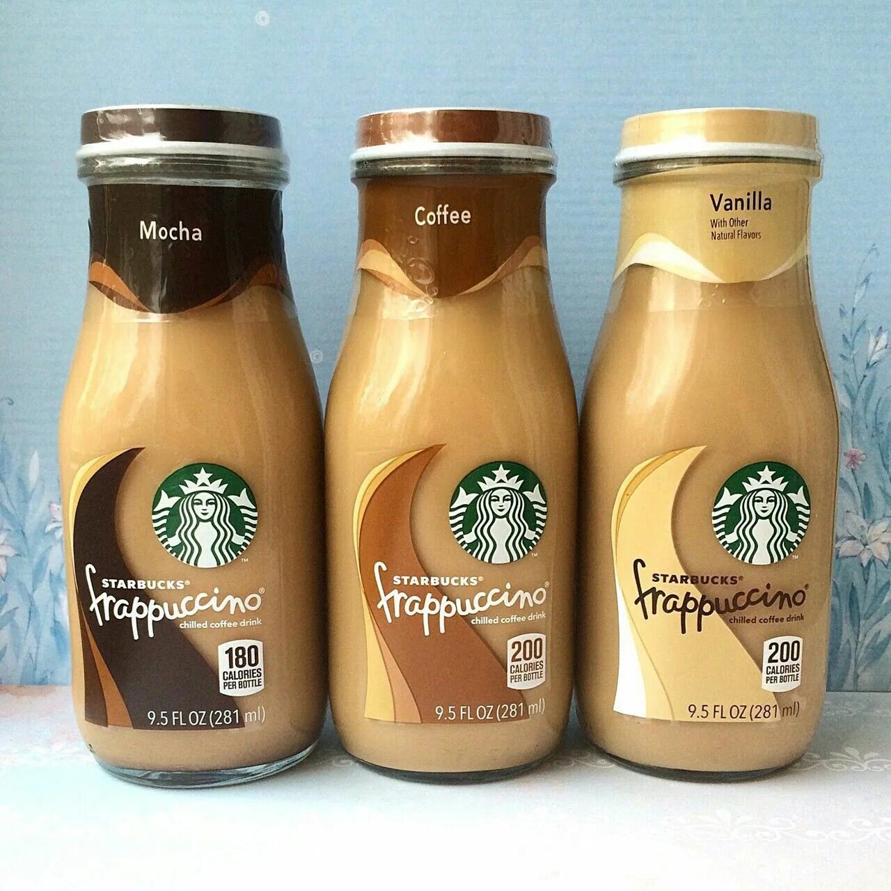 Кофейный напиток Starbucks Frappuccino. Старбакс холодный кофе фраппучино. Starbucks Frappuccino стеклянная бутылка. Холодное кофе Старбакс. Покупка готового банка