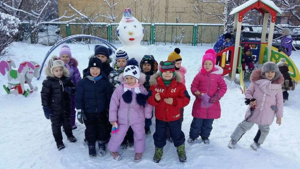 Прогулки в доу зимой. Прогулка в детском саду зимой. дети на прогулке зимой в детском саду. прогулка в зимнем садике детском. дети гуляют в детском саду зимой.