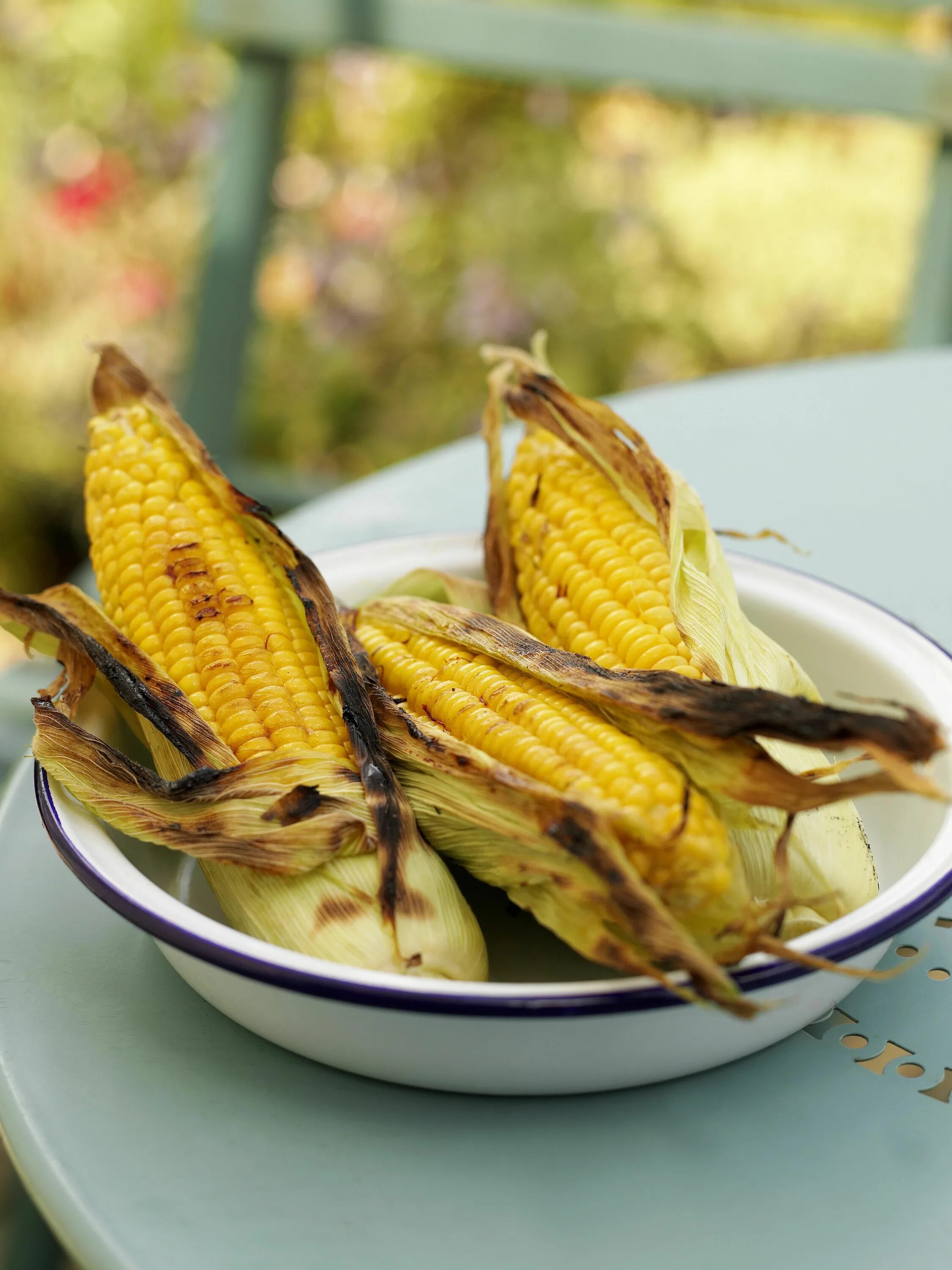 Кукуруза на гриле. Блюда из кукурузы в початках. Жареная кукуруза на гриле. Жареная кукуруза. Рецепт из свежей кукурузы