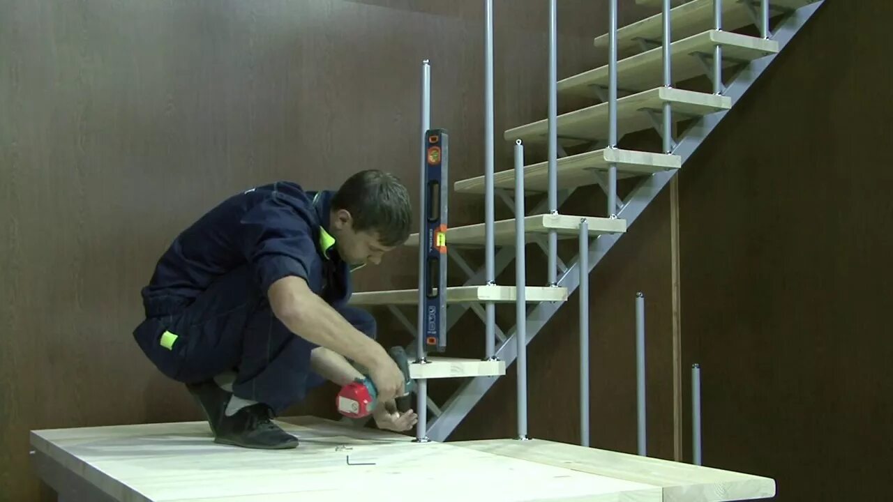 Монтаж лестницы. Деревянная лестница своими руками. Монтаж лестницы на металлокаркасе. Смонтировать лестницу. Монтаж лестницы.