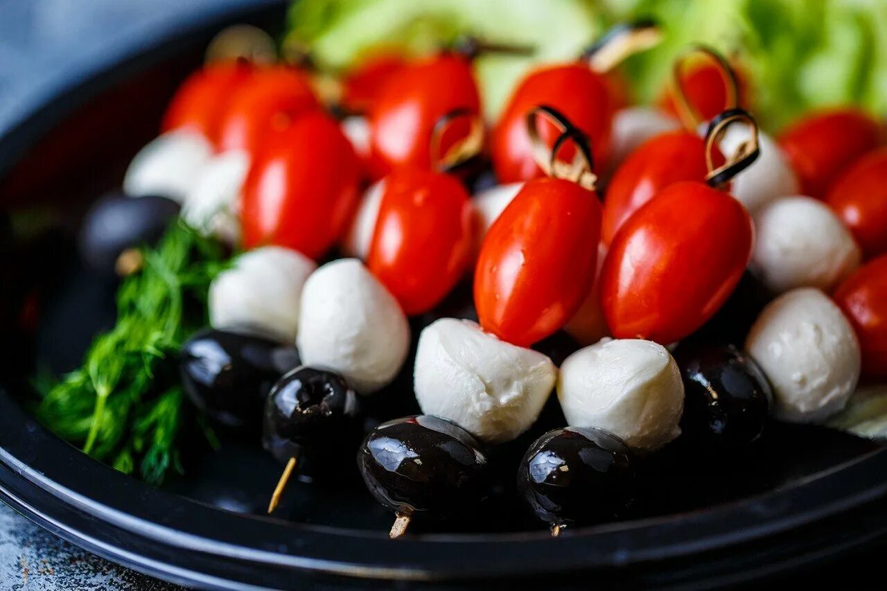 черри моцарелла базилик на шпажках. закуска помидоры черри моцарелла. помидоры с моцареллой на шпажках. шпажки с моцареллой и черри. канапе с моцареллой и черри.