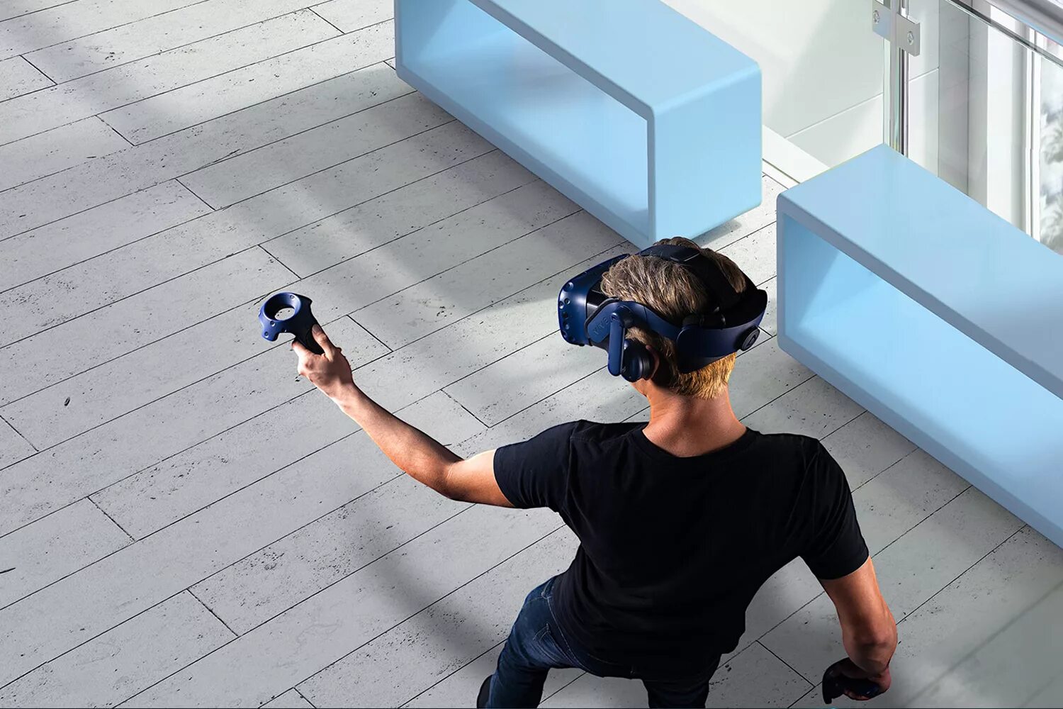 Vr последняя версия. HTC Vive Pro. VR Vive Pro. Профессиональная VR-гарнитура. Искусственная реальность.