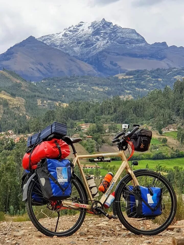 Bike travel. Путешествие на велосипеде. Путешественник на велосипеде.