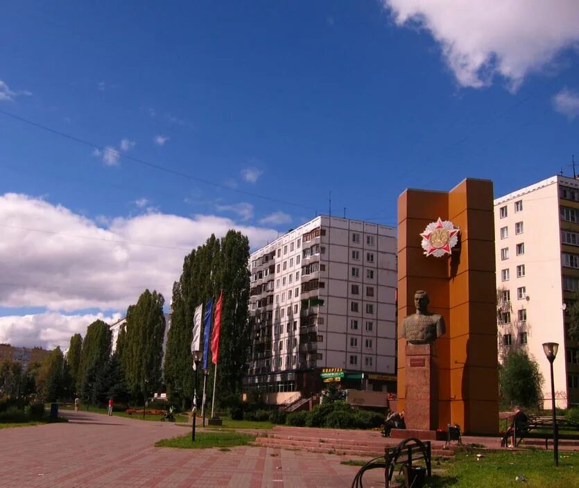 Аллея памяти рокоссовского в каком районе нижнего. Улица маршала рокоссовского нижний новгород. памятник рокоссовскому в нижнем новгороде. аллея памяти и славы нижний новгород рокоссовского. памятник маршала рокоссовского нижний новгород.